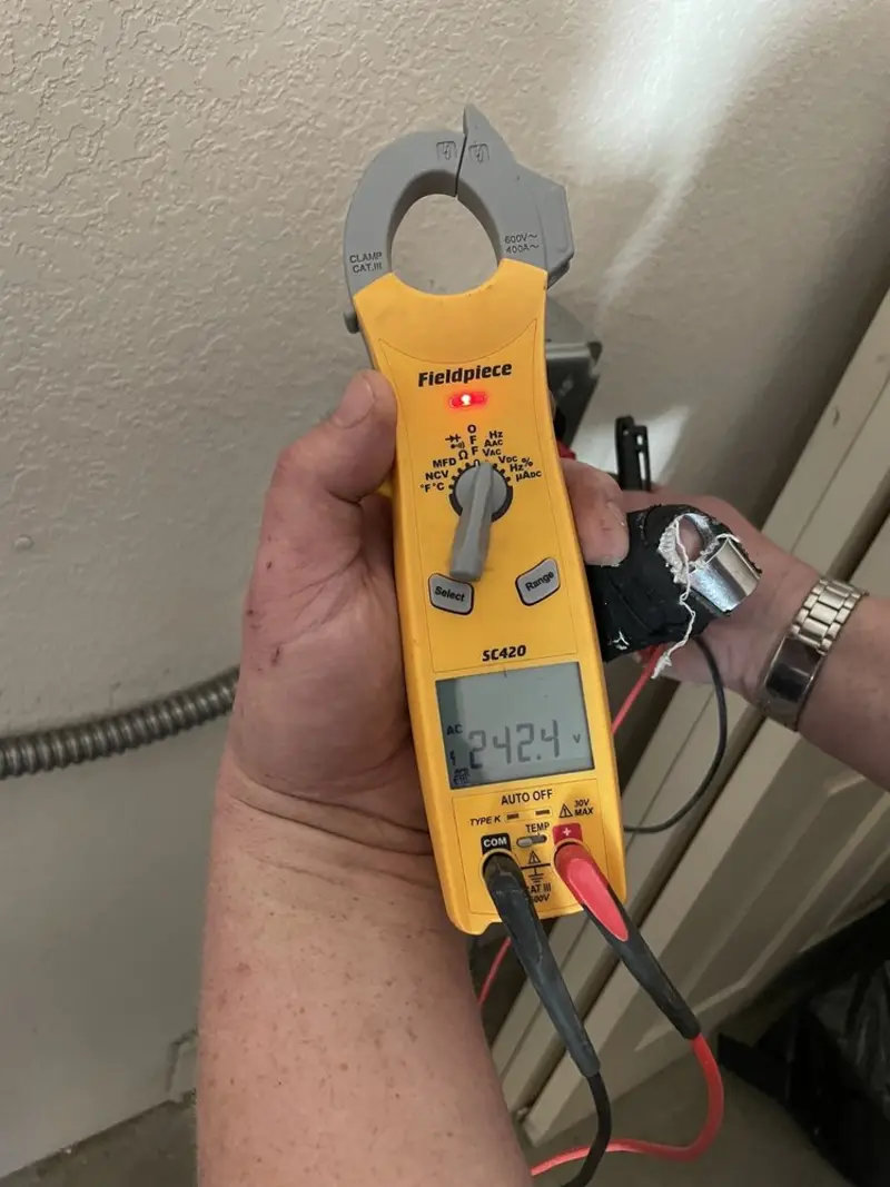 Voltage testing with clamp meter during Circuit Breaker Repair in Reedurban
